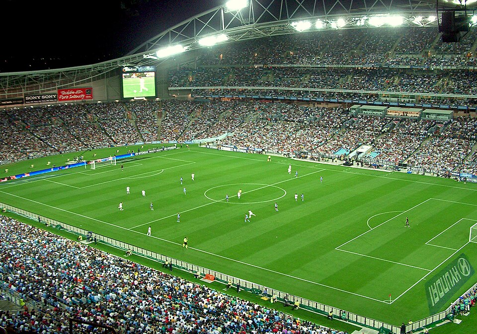 Vista aérea de un estadio lleno en la noche