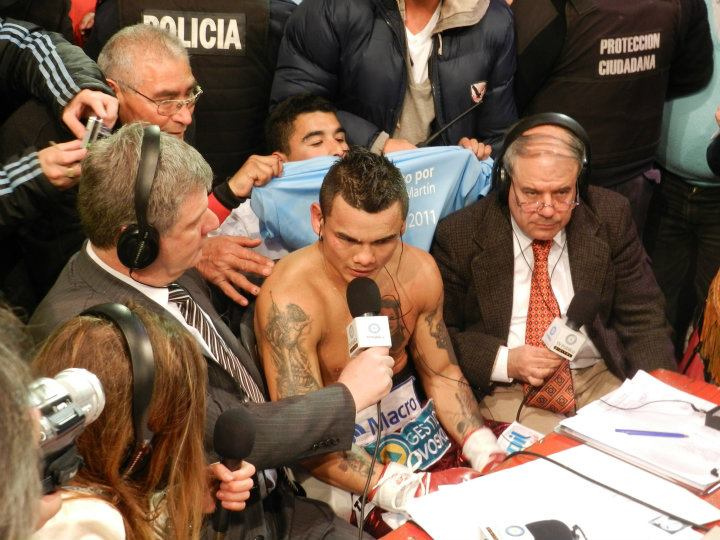 Un árbitro muestra la tarjeta amarilla durante un partido intenso