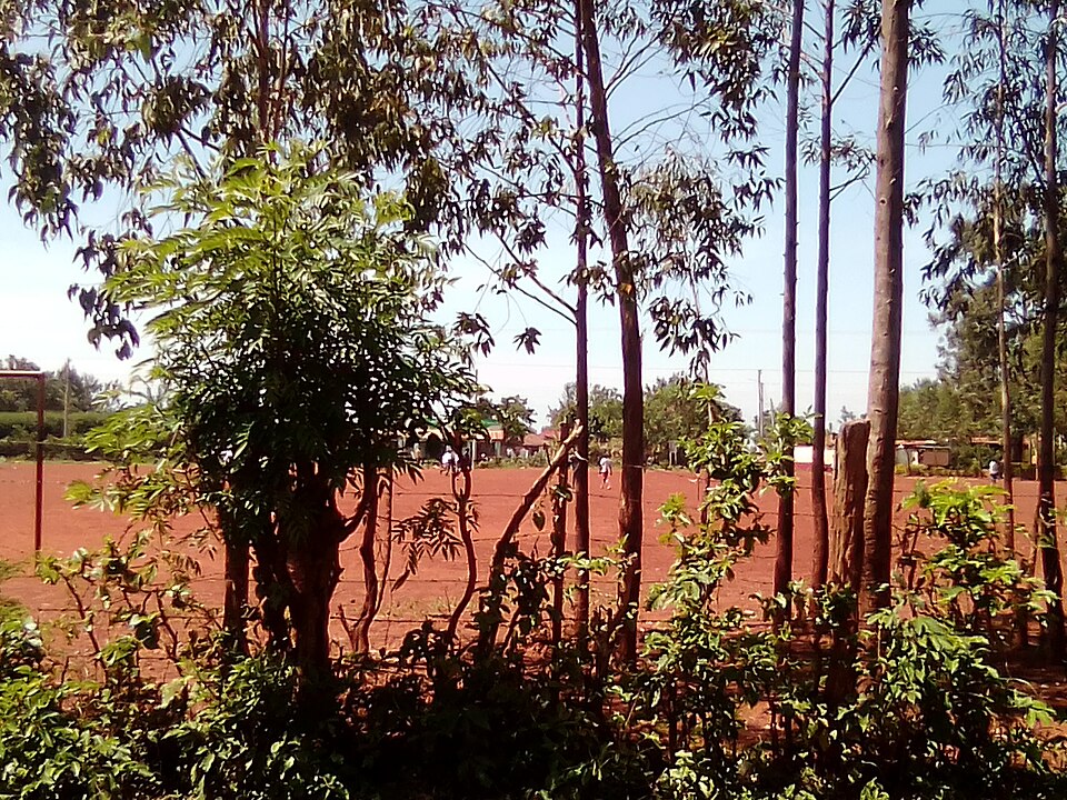 Vista aérea de un partido de fútbol con ambos equipos bien posicionados