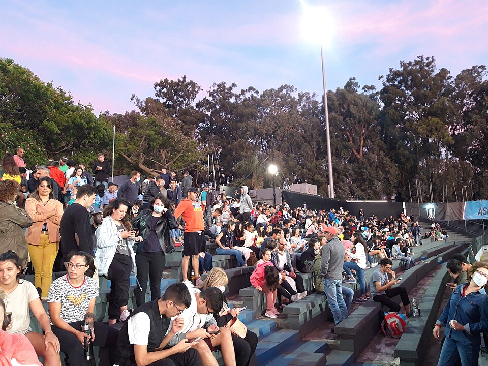 Aficionados viendo un partido de fútbol en un bar deportivo