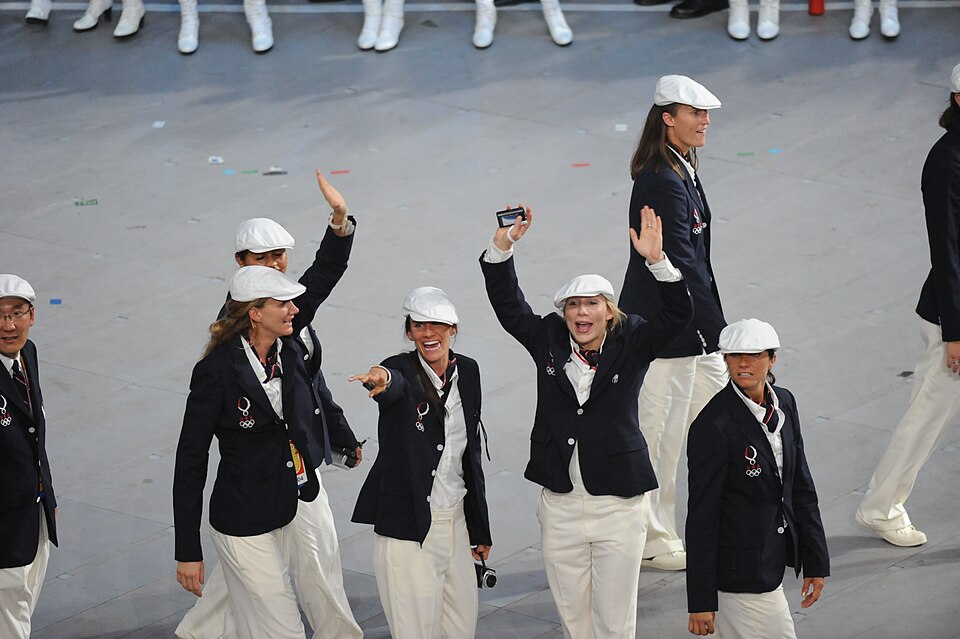 Afición en una arena de baloncesto durante un partido nocturno